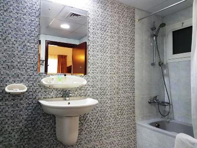 bathroom - hotel nejoum al emarate - sharjah, united arab emirates