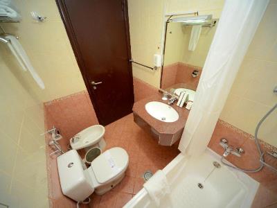 bathroom - hotel emirates stars hotel apartments sharjah - sharjah, united arab emirates