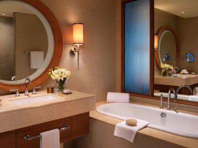 bathroom - hotel anantara eastern mangroves - abu dhabi, united arab emirates