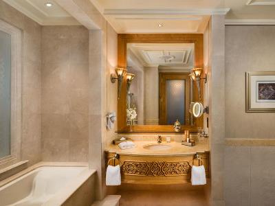 bathroom 2 - hotel emirates palace - abu dhabi, united arab emirates