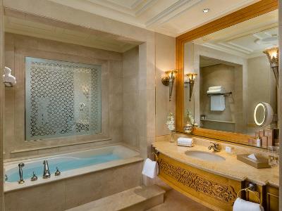 bathroom - hotel emirates palace - abu dhabi, united arab emirates