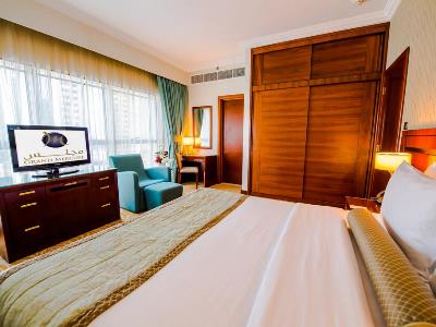 bedroom - hotel majlis grand mercure residence - abu dhabi, united arab emirates