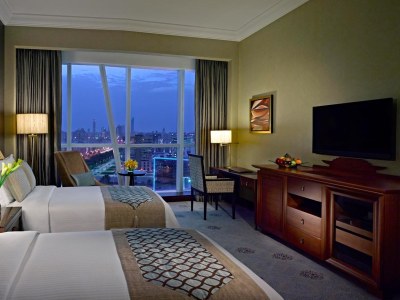 bedroom - hotel dusit thani - abu dhabi, united arab emirates