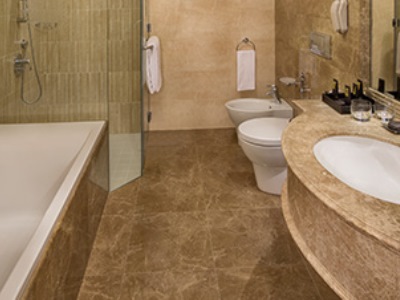 bathroom - hotel royal rose - abu dhabi, united arab emirates