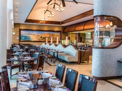 restaurant - hotel danat jebel dhanna resort - abu dhabi, united arab emirates