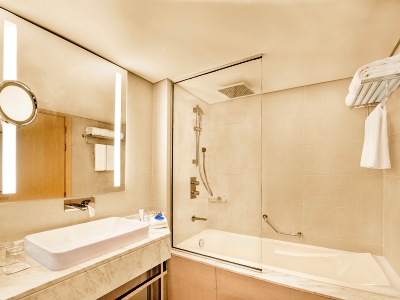 bathroom - hotel radisson blu corniche - abu dhabi, united arab emirates