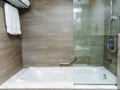 bathroom 1 - hotel radisson blu corniche - abu dhabi, united arab emirates