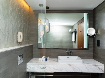 bathroom 2 - hotel radisson blu corniche - abu dhabi, united arab emirates
