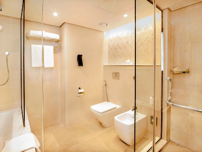 bathroom 3 - hotel radisson blu corniche - abu dhabi, united arab emirates