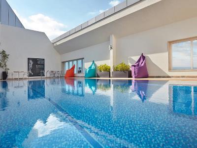 outdoor pool - hotel jannah burj al sarab - abu dhabi, united arab emirates