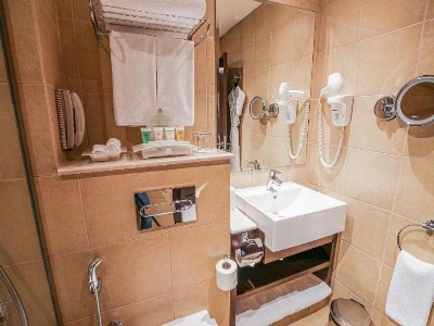 bathroom - hotel copthorne downtown - abu dhabi, united arab emirates