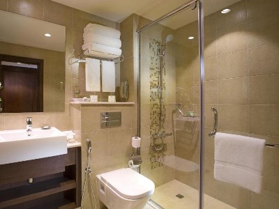 bathroom 1 - hotel copthorne downtown - abu dhabi, united arab emirates