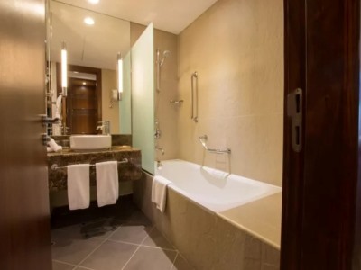 bathroom 1 - hotel holiday inn abu dhabi - abu dhabi, united arab emirates