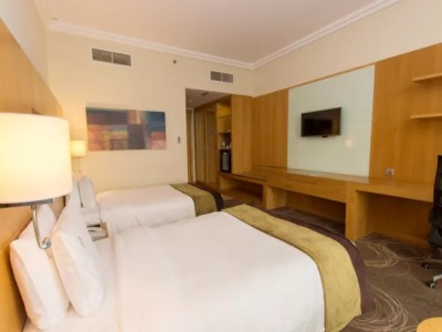 bedroom 1 - hotel holiday inn abu dhabi - abu dhabi, united arab emirates