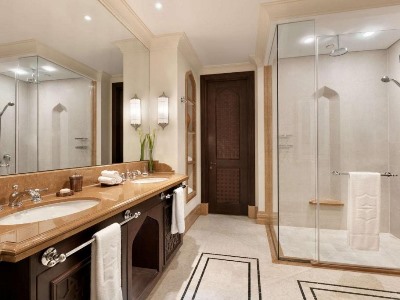 bathroom - hotel shangri la qaryat al beri - abu dhabi, united arab emirates