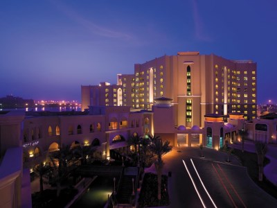 exterior view - hotel traders qaryat al beri - abu dhabi, united arab emirates