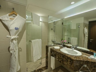 bathroom - hotel al maha arjaan by rotana - abu dhabi, united arab emirates