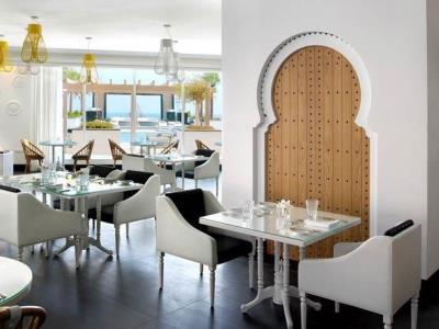 restaurant - hotel fairmont fujairah beach resort - fujairah, united arab emirates
