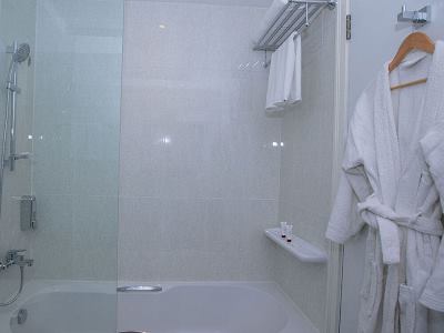 bathroom - hotel fortis hotel fujairah - fujairah, united arab emirates