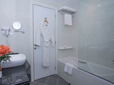 bathroom 1 - hotel fortis hotel fujairah - fujairah, united arab emirates