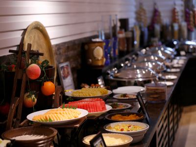 restaurant - hotel ramada plaza by wyndham dubai deira - dubai, united arab emirates
