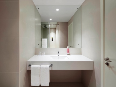 bathroom - hotel rove city centre - dubai, united arab emirates