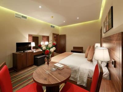 bedroom - hotel al khaleej palace deira hotel - dubai, united arab emirates