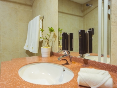 bathroom - hotel jannah marina hotel apartments - dubai, united arab emirates