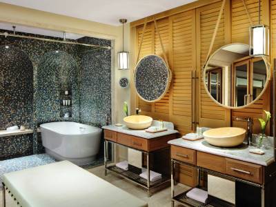 bathroom - hotel jumeirah madinat al naseem - dubai, united arab emirates