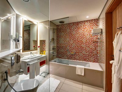 bathroom - hotel al khoory atrium - dubai, united arab emirates