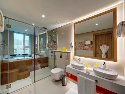 bathroom 1 - hotel al khoory atrium - dubai, united arab emirates