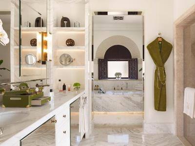 bathroom - hotel jumeirah dar al masyaf - dubai, united arab emirates