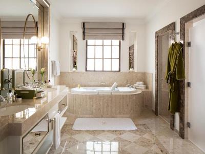bathroom 1 - hotel jumeirah dar al masyaf - dubai, united arab emirates
