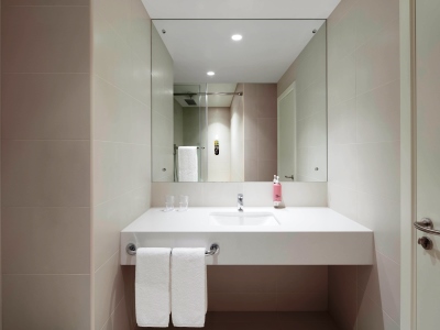 bathroom - hotel rove healthcare city - bur dubai - dubai, united arab emirates
