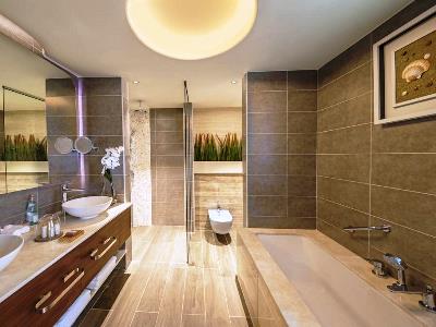 bathroom - hotel retreat palm dubai mgallery by sofitel - dubai, united arab emirates