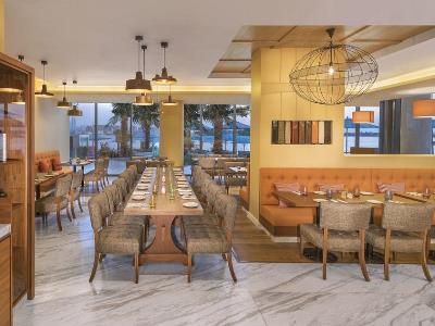 restaurant - hotel retreat palm dubai mgallery by sofitel - dubai, united arab emirates