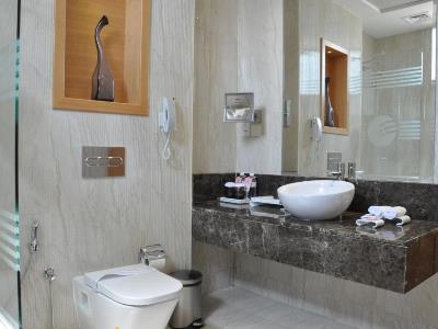 bathroom - hotel fortune park - dubai, united arab emirates