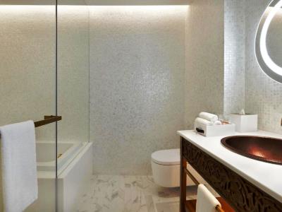 bathroom - hotel hotel indigo dubai downtown - dubai, united arab emirates