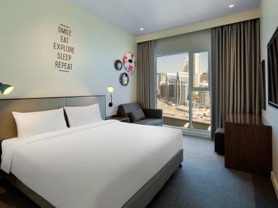 bedroom - hotel rove dubai marina - dubai, united arab emirates