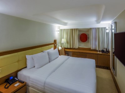 bedroom - hotel queen elizabeth 2 - dubai, united arab emirates