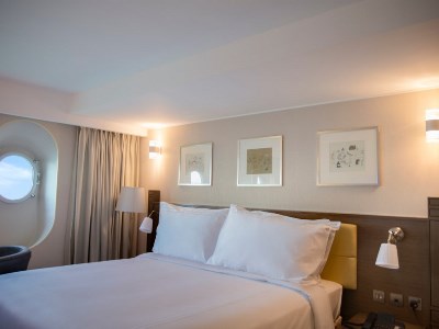bedroom 1 - hotel queen elizabeth 2 - dubai, united arab emirates