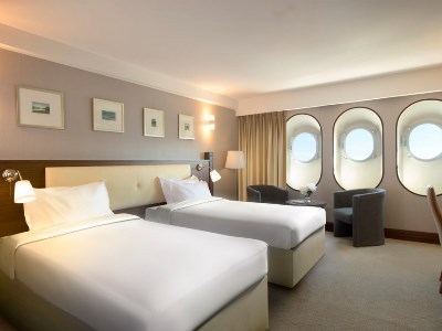 bedroom 2 - hotel queen elizabeth 2 - dubai, united arab emirates