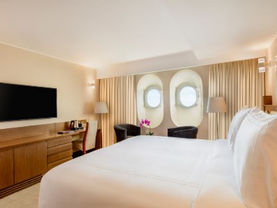 bedroom 3 - hotel queen elizabeth 2 - dubai, united arab emirates