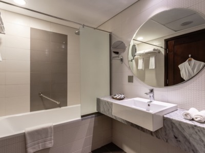 bathroom - hotel leva hotel mazaya centre - dubai, united arab emirates