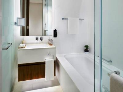 bathroom - hotel vida emirates hills - dubai, united arab emirates