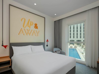bedroom - hotel rove at the park - dubai, united arab emirates