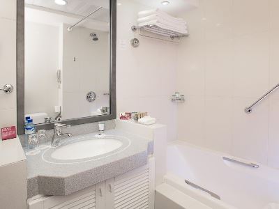 bathroom - hotel crowne plaza dubai apartments - dubai, united arab emirates