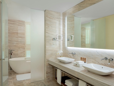 bathroom 1 - hotel paramount hotel dubai - dubai, united arab emirates