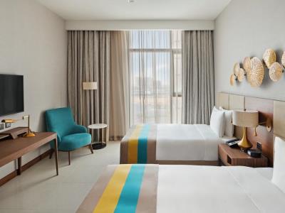 bedroom 1 - hotel holiday inn dubai al-maktoum airport - dubai, united arab emirates