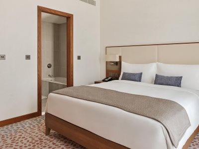bedroom - hotel staybridge suites al-maktoum airport - dubai, united arab emirates